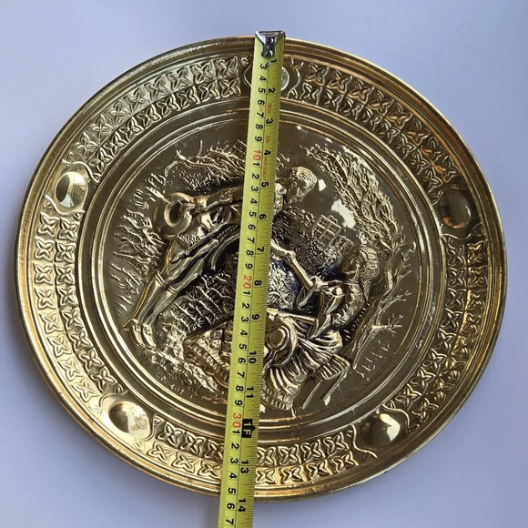 Set of 2 Vintage Brass Embossed Metal Wall  Plates, Romantic Scenes - Picture 6 of 14